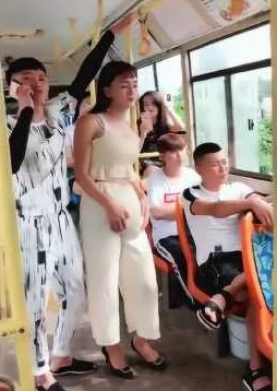 啊灬啊灬啊灬快好深公交，这个标题真是让人忍不住想点进去看看，太有趣了！