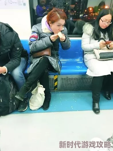 男人把鸡放在女人鸡上的视频引发热议网友纷纷评论这究竟是艺术还是恶搞背后隐藏的深意是什么