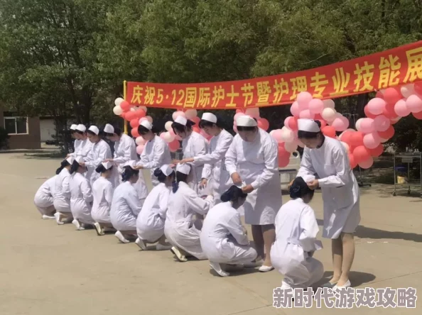 护士在工作中展现专业技能的动态图，带你了解护理行业的真实瞬间