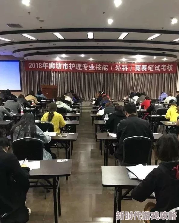 护士在工作中展现专业技能的动态图，带你了解护理行业的真实瞬间