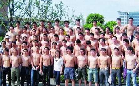 美女的胸被男生揉抓的动态图引发热议网友纷纷讨论其背后的社会现象与性别关系问题