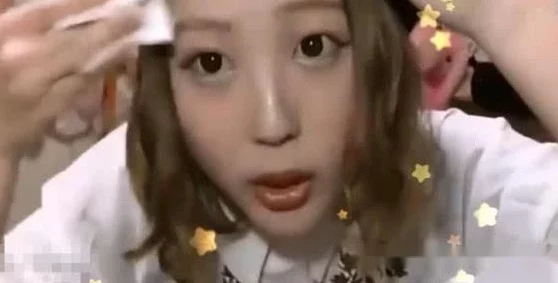 韩国19禁女主播因直播内容引发争议被平台封禁网友热议其影响力与社会责任问题