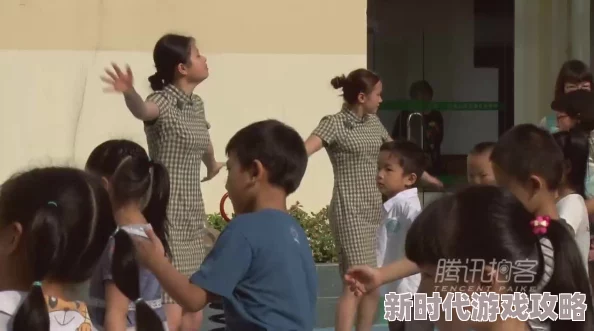 老师穿着旗袍肉色丝袜让我玩竟然在课堂上表演舞蹈引发全班哗然同学们纷纷拿出手机拍摄记录这一惊人时刻