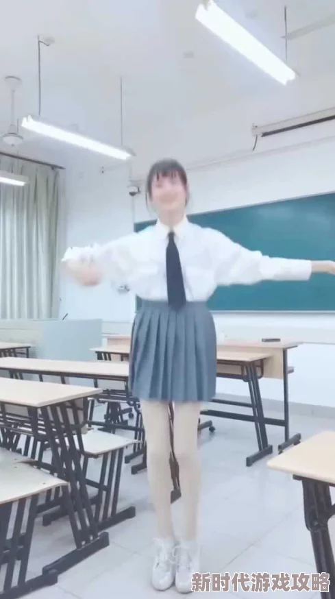 老师穿着旗袍肉色丝袜让我玩竟然在课堂上表演舞蹈引发全班哗然同学们纷纷拿出手机拍摄记录这一惊人时刻