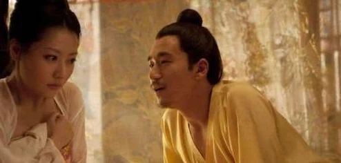 皇上捏住宫女的3p双乳惊爆内幕竟然是为了权力斗争引发后宫风波让人震惊不已