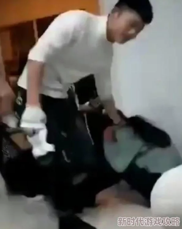 在学校被男生扒衣吸乳,这种行为真是令人发指,必须严惩不贷! 在学校被男生扒衣吸乳,这种行为真是令人发指,必须严惩不贷!