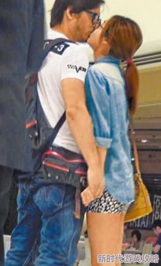 手伸进内裤摸屁股吻胸引发热议网友纷纷评论称这种行为不当应受到谴责并呼吁加强对公共场合的道德教育 手伸进内裤摸屁股吻胸引发热议网友纷纷评论称这种行为不当应受到谴责并呼吁加强对公共场合的道德教育