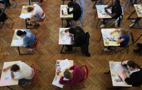 被老师按在办公桌吸奶头最新进展消息警方已介入调查相关教师已被停职并接受进一步审查情况仍在持续更新中 被老师按在办公桌吸奶头最新进展消息警方已介入调查相关教师已被停职并接受进一步审查情况仍在持续更新中