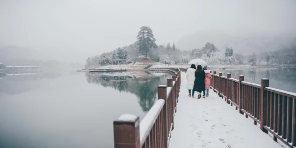 雪花飘电影免费观看视频近日上线观众可通过多个平台免费观看这部感人至深的影片引发热议和讨论