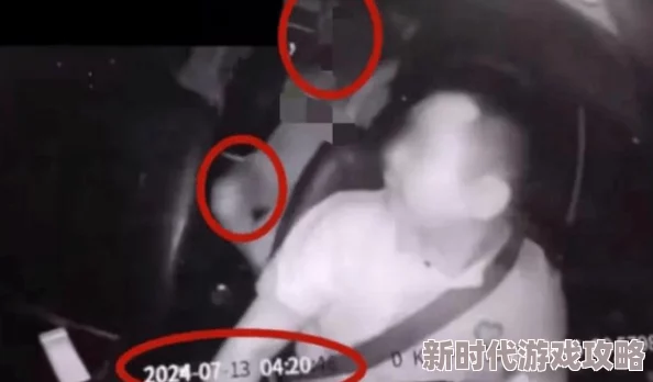 男女吃胸摸下面免费视频 这部视频内容大胆且直白，吸引了不少观众的关注，但也引发了一些争议，大家对其尺度和表现手法有不同看法