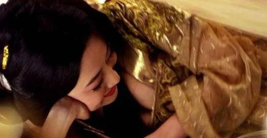 美女把腿扒开让男人桶爽了 网友纷纷表示这样的场景太过火辣，令人目不转睛，同时也引发了对美与欲望的深思