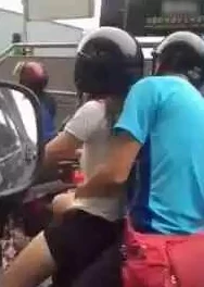 男女摸下面视频引发热议网友纷纷讨论视频内容是否过于露骨并对参与者的行为表示关注和质疑