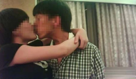 美女把胸罩脱了和男人热吻引发热议网友纷纷评论这对情侣的大胆举动是否过于亲密成为社交媒体新焦点