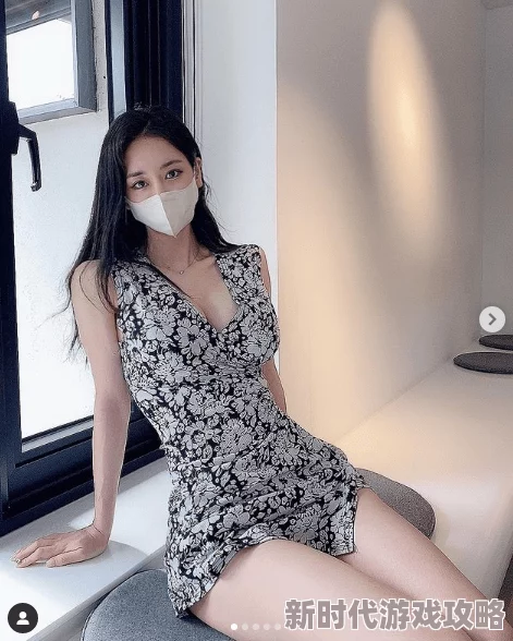 91小仙女思长腿妍薄纱女神近日在社交媒体上分享了一组新照片，展现了她的时尚穿搭和迷人气质，引发网友热议与点赞