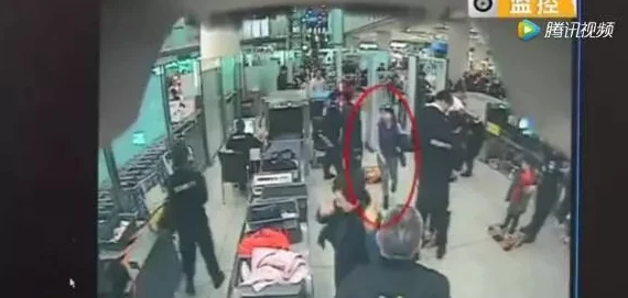扒美女内裤摸她的机机最新消息嫌犯已被警方拘捕并接受调查