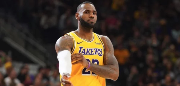NBA2K22游戏中尼克杨所在队伍揭秘：网友热议其湖人队表现及外线射手风采