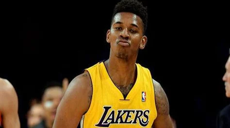 NBA2K22游戏中尼克杨所在队伍揭秘：网友热议其湖人队表现及外线射手风采