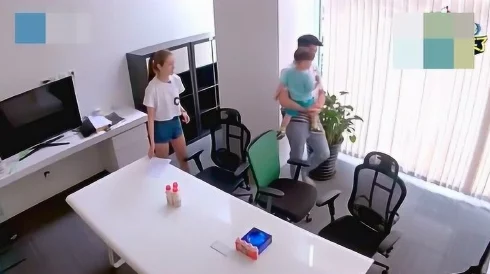跳蛋在里面震动嗯哼～啊哈...公司职员
