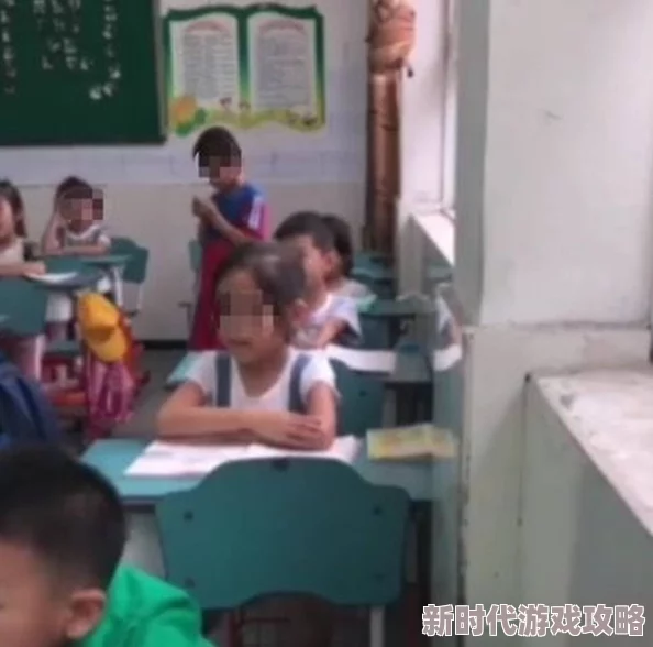 被男同桌脱了内裤摸下面，学校紧急开会讨论处理方案