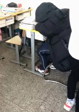 被男同桌脱了内裤摸下面，学校紧急开会讨论处理方案