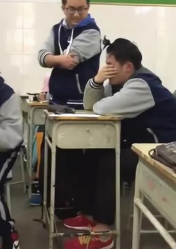 被男同桌脱了内裤摸下面，学校紧急开会讨论处理方案
