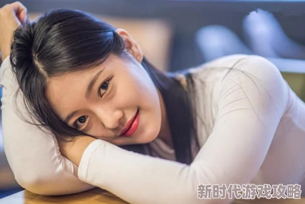美女扒开内看个够图片胸最近在社交媒体上引发热议，成为网红话题