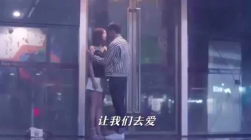边吻边揉激烈视频情侣在雨中深情拥吻，画面唯美感人