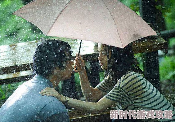 边吻边揉激烈视频情侣在雨中深情拥吻，画面唯美感人