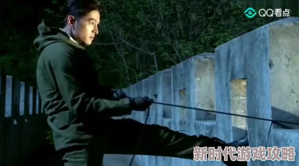 女刑警被两个黑人前后夹攻这是一部动作片的经典桥段展示了女主角的勇气和战斗力