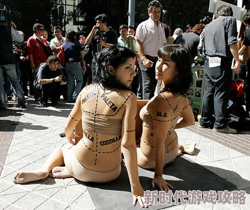美女脱光所有衣服参加环保主题的艺术展览，展示人体与自然和谐共存