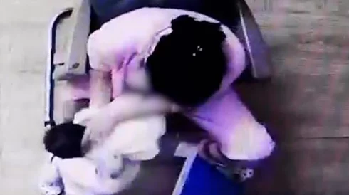 虐孕边做边生好爽好痛某地一对情侣在家中直播特殊产程，引发网友热议