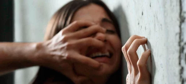 kinkyhdsm女受虐狂最近在社交媒体上分享了她的新书《疼痛的艺术