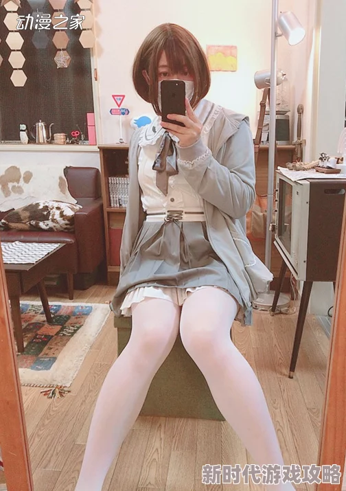 我穿女装白丝被室友给c没想到他还拍了视频发朋友圈