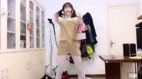 我穿女装白丝被室友给c没想到他还拍了视频发朋友圈