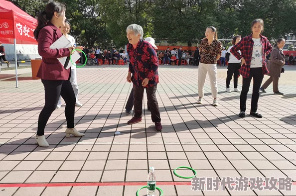 我被三个老汉黄大爷近日黄大爷在社区举办了趣味运动会吸引了众多居民参与