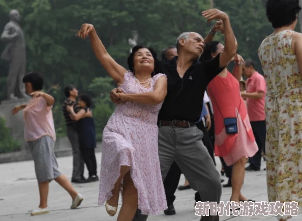 我被三个老汉黄大爷近日黄大爷在社区举办了趣味运动会吸引了众多居民参与