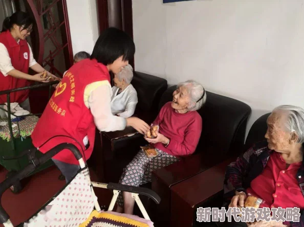 银行职员张洁积极参与社区志愿活动帮助孤寡老人解决生活困难