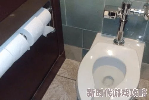 被当成马桶使用近日一名游客在博物馆内因误解展品而引发众人围观，现场气氛一度尴尬