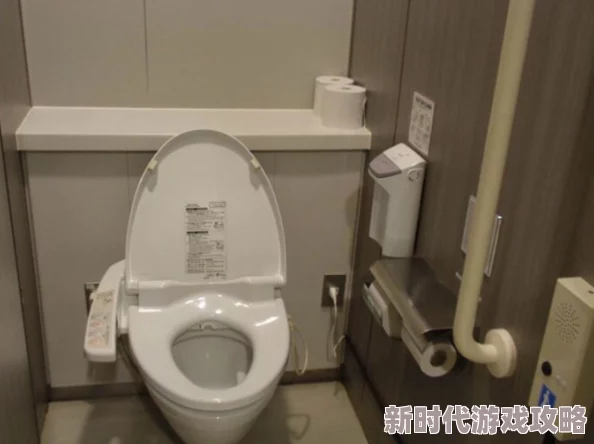 被当成马桶使用近日一名游客在博物馆内因误解展品而引发众人围观，现场气氛一度尴尬