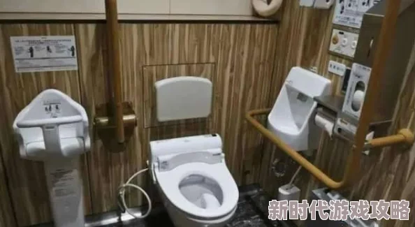 被当成马桶使用近日一名游客在博物馆内因误解展品而引发众人围观，现场气氛一度尴尬