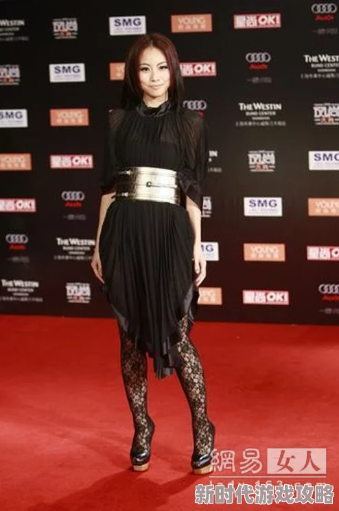 操丝袜高跟近日一场时尚秀上模特们展示了最新款的高跟鞋与丝袜搭配引发热议