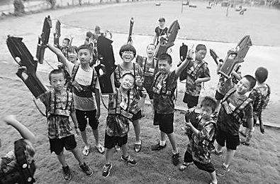 都市无敌特种兵主角在一次任务中意外发现隐藏的敌人基地，展开惊险追逐。
