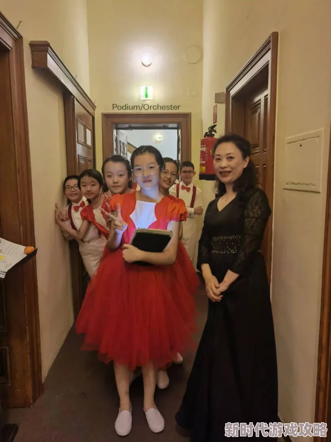 顾婉婷老马近日参加了慈善晚会为儿童教育筹款