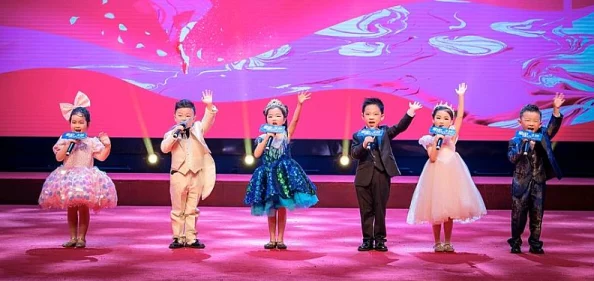 顾婉婷老马近日参加了慈善晚会为儿童教育筹款
