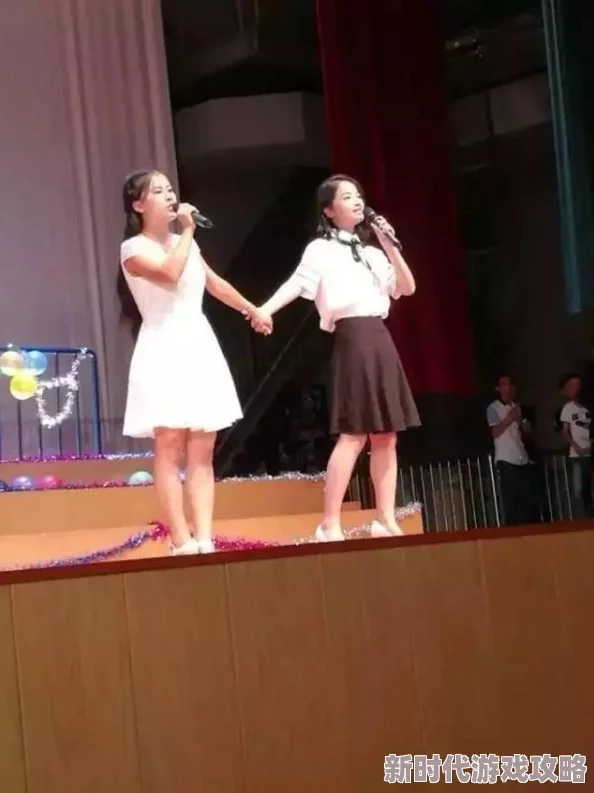 宿舍女女伺候女王小雨小雨近日参加了校园歌唱比赛，获得了第一名，备受瞩目