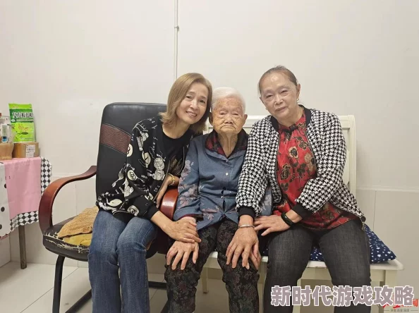 老扒与三个儿媳老扒近日参加了家庭聚会，分享了与儿媳们的趣事，气氛温馨愉快