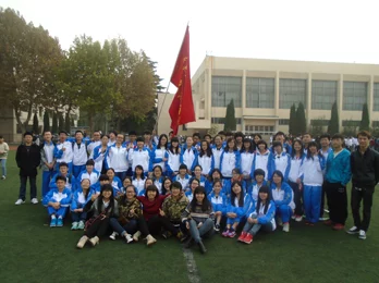 高辣慎入hh校园校园内举办趣味运动会同学们积极参与展现团队精神