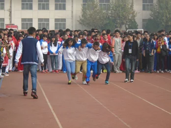 高辣慎入hh校园校园内举办趣味运动会同学们积极参与展现团队精神