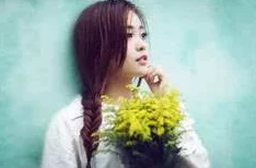 白莲花的贵妇生活积极向上，追求梦想，享受生活中的每一刻，散发自信与美丽
