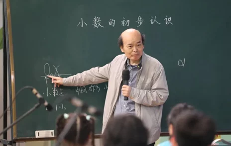 校长跨下的陈若雪近日陈若雪在校园内举办了一场别开生面的诗歌朗诵会，吸引了众多师生参与